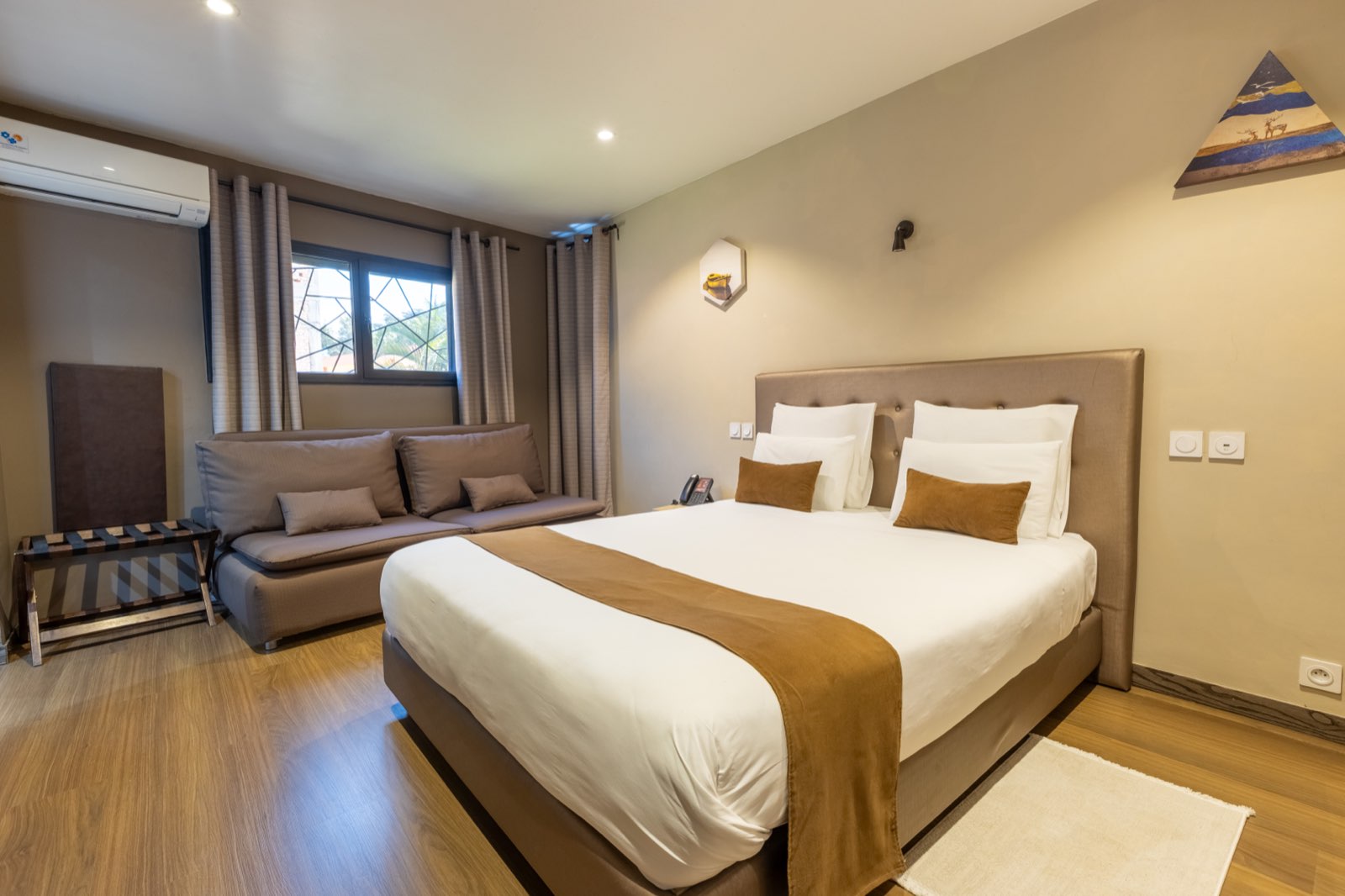 Chambre SUPÉRIEURE du Fly-Inn Madagascar — 22 m², canapé-lit, réfrigérateur, douche à l'italienne