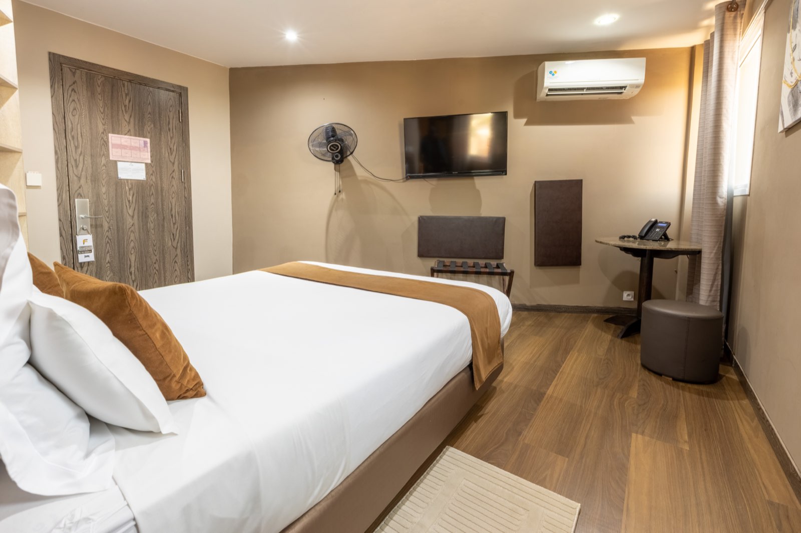 Chambre CONFORT — climatisation, ventilateur et télévision