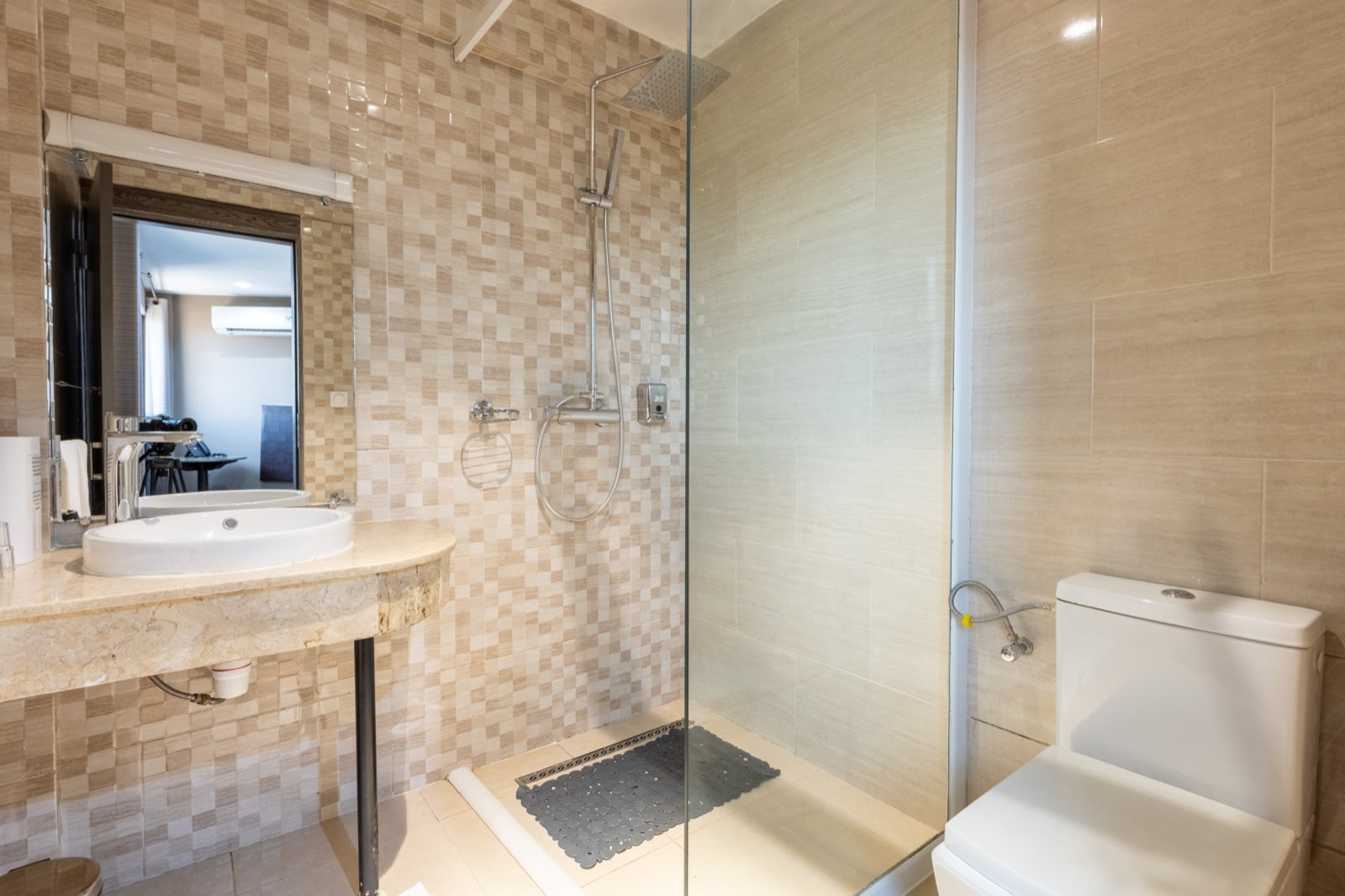 Salle de bain de la chambre CONFORT — douche à l'italienne