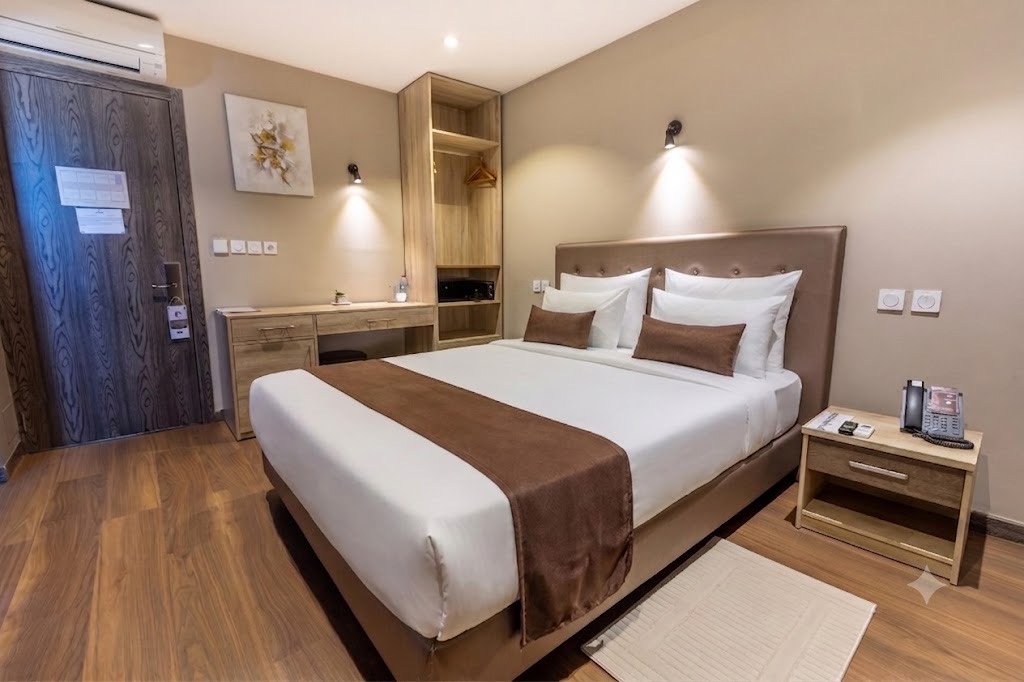 Chambre CONFORT+ — tête de lit éclairée et ventilateur