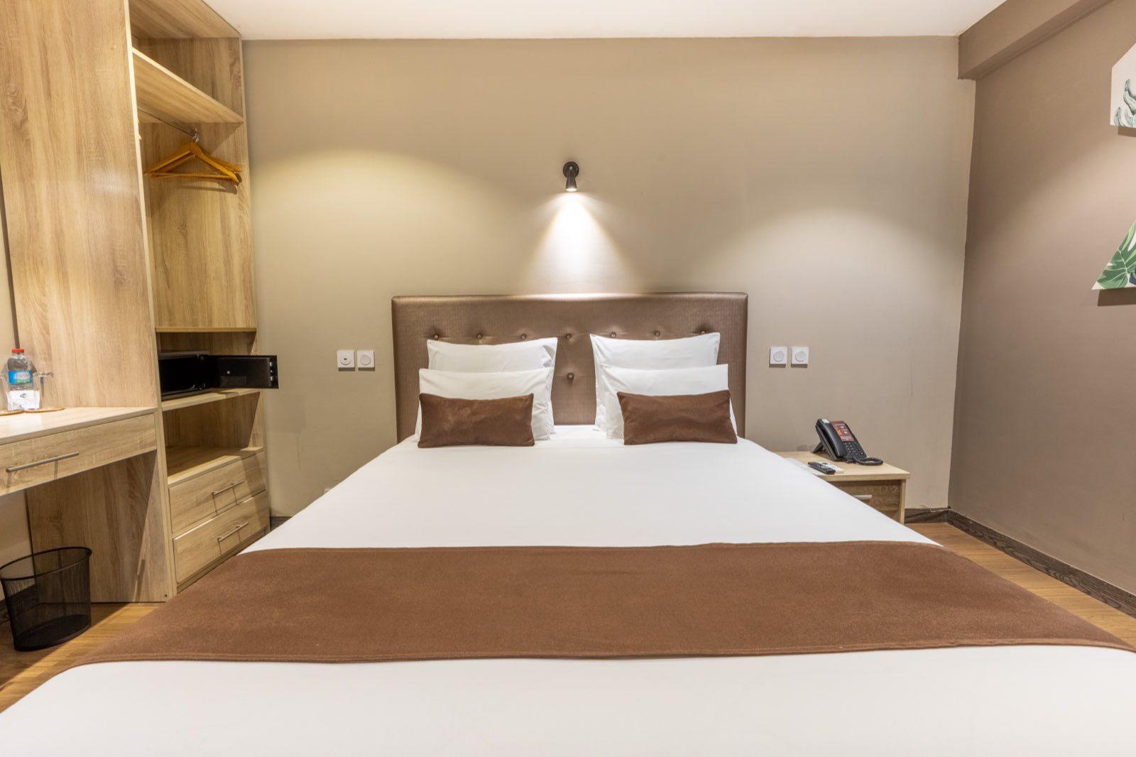 Chambre CONFORT+ — espace de travail avec rangements intégrés