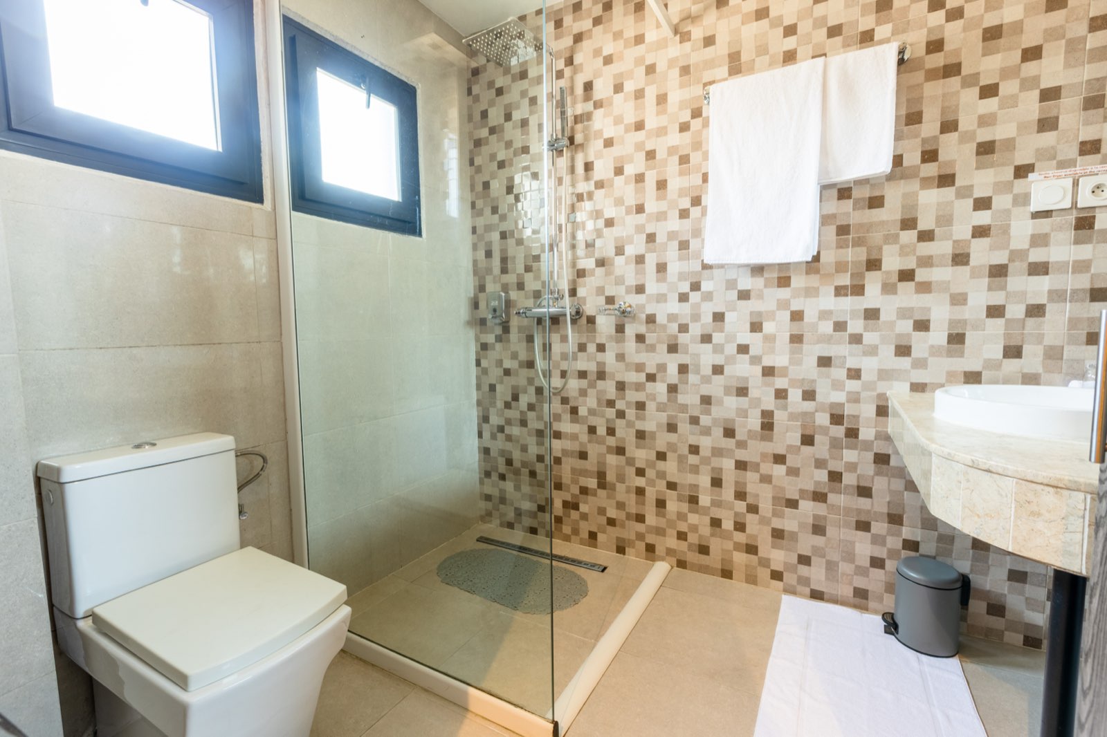 Salle de bain de la chambre CONFORT+ — douche à l'italienne