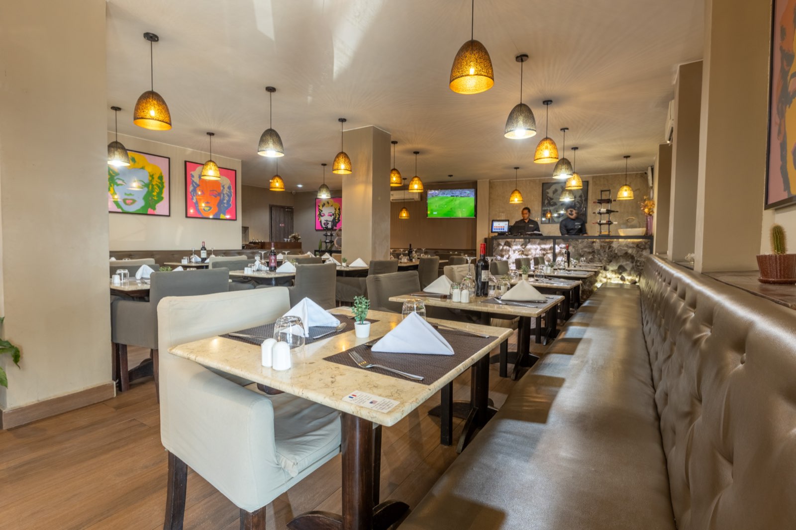 LA CROISE — salle principale gastronomie française du Fly-Inn Madagascar