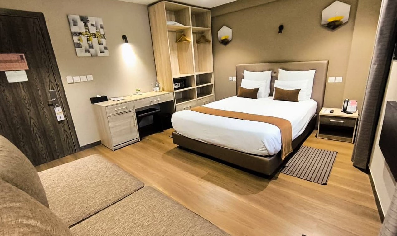 Chambre SUPÉRIEURE — lit Queen-size, bureau et penderie ouverte