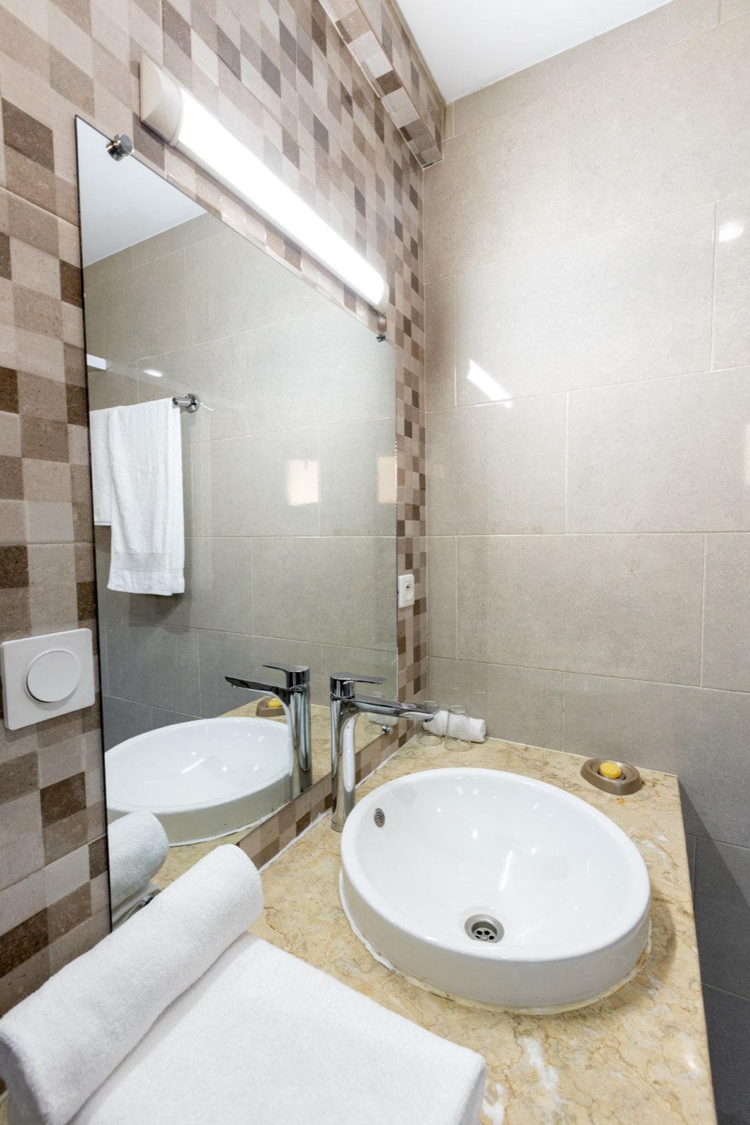 Salle de bain de la chambre SUPÉRIEURE — vasque et miroir